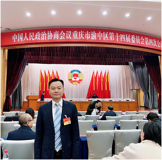 王普:重慶渝中區(qū)政協(xié)常委、民建重慶市委企專委委員、重慶人文科技學(xué)院客座教授、重慶朝天門餐飲控股集團(tuán)董事長(zhǎng)、重慶博茂餐飲集團(tuán)董事長(zhǎng)