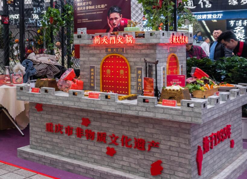 內(nèi)江開火鍋加盟店合適嗎？當(dāng)?shù)厥袌鋈绾危? /> 
</p>
<p>
	1.火鍋店眾多，可行性較高
</p>
<p>
	內(nèi)江雖然有“甜城”之稱，但是當(dāng)?shù)厝巳匀浑x不了麻辣的魂，對火鍋的喜愛是溢于言表的。我們可以看到內(nèi)江的火鍋店數(shù)量并不少，這就說明一個問題，在內(nèi)江開火鍋店的可行性是非常高的。我們可以對比各個火鍋店的品牌特色，通過優(yōu)劣分析，找到更加適合市場的發(fā)展道路。
</p>
<p>
	2.人文景觀多，消費需求旺
</p>
<p>
	我們都知道，內(nèi)江是一座文化古城，培育了多位杰出的歷史名人，孔子之師萇弘和國畫大師張大千都是其中之一。當(dāng)?shù)氐娜宋?、自然景觀非常多，深厚的文化氛圍吸引了眾多的旅客，由此，助長了當(dāng)?shù)氐南M需求，不管什么地方來的游客，只要到了內(nèi)江，肯定都是要吃一吃火鍋的。外來消費需求不斷上漲，再加上內(nèi)部本地人對美食的不盡喜愛和執(zhí)著追求，都為在內(nèi)江開火鍋加盟店提供了良好的發(fā)展契機。
</p>
<p>
	3.品牌雜亂，選擇需謹慎
</p>
<p>
	雖然從以上兩點我們都可以看出，內(nèi)江的火鍋加盟市場非常旺盛，但是并非所有人都能一舉成功，目前的火鍋行業(yè)是火爆與危機并存的，發(fā)展形勢好，但也面臨著市場混亂，品牌多而雜，市場約束不足等問題，因而，作為投資人我們就得保持應(yīng)有的理性和判斷力，選擇品牌時要盡可能地選擇那些有一定市場知名度和威望的火鍋品牌。
</p>
<p>
	綜上所述，內(nèi)江是一個吃火鍋氛圍濃烈的城市，當(dāng)?shù)夭粌H市場好，需求也旺，但是你也應(yīng)該明了的一點是，有開店想法的并不止你一人，大家都在爭分奪秒地搶奪資源，因此，為了避免好品牌、好門面被他人搶占，建議盡早行動。以上就是我們的相關(guān)回答了，如有其它疑問，可給我們留言。
</p>                        </div>
                    </div>
                </div>
                <div   id=
