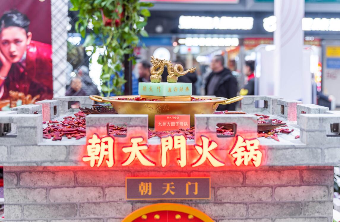 開火鍋加盟店，要學(xué)會用服務(wù)感動顧客！