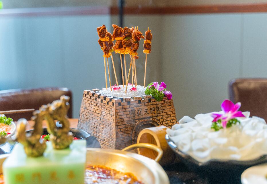 朝天門火鍋有特色嗎？菜品擺盤如何？