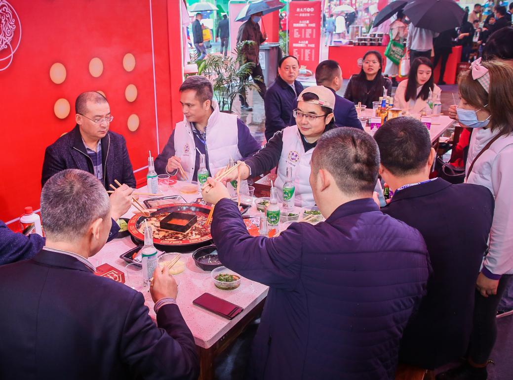 如何聯(lián)系朝天門火鍋總部？加盟電話是多少？