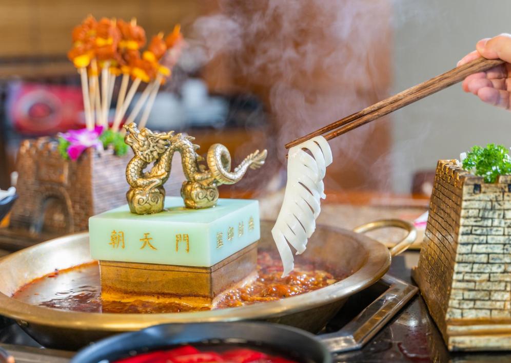 朝天門火鍋人氣如何？排隊(duì)場(chǎng)面堪比“春運(yùn)”！