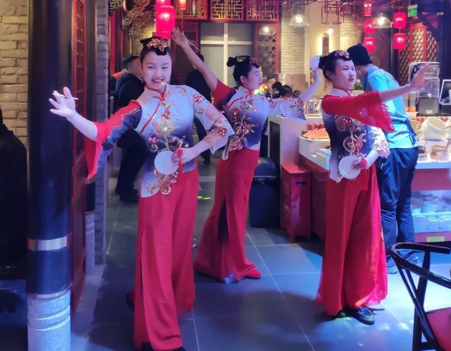 朝天門(mén)火鍋的裝修是統(tǒng)一的風(fēng)格和模板嗎？