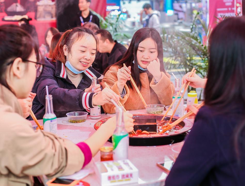 河池開火鍋加盟店，如何服務(wù)好顧客的胃？
