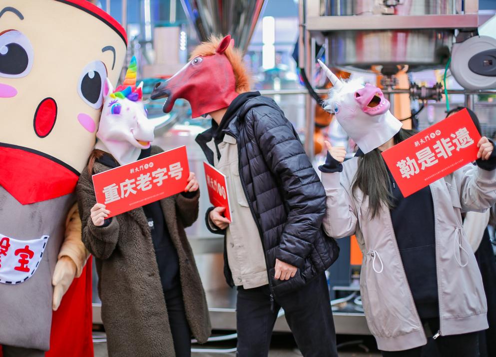 唱歌、換裝、劇本殺，火鍋店們玩起了哪些“跨界”？