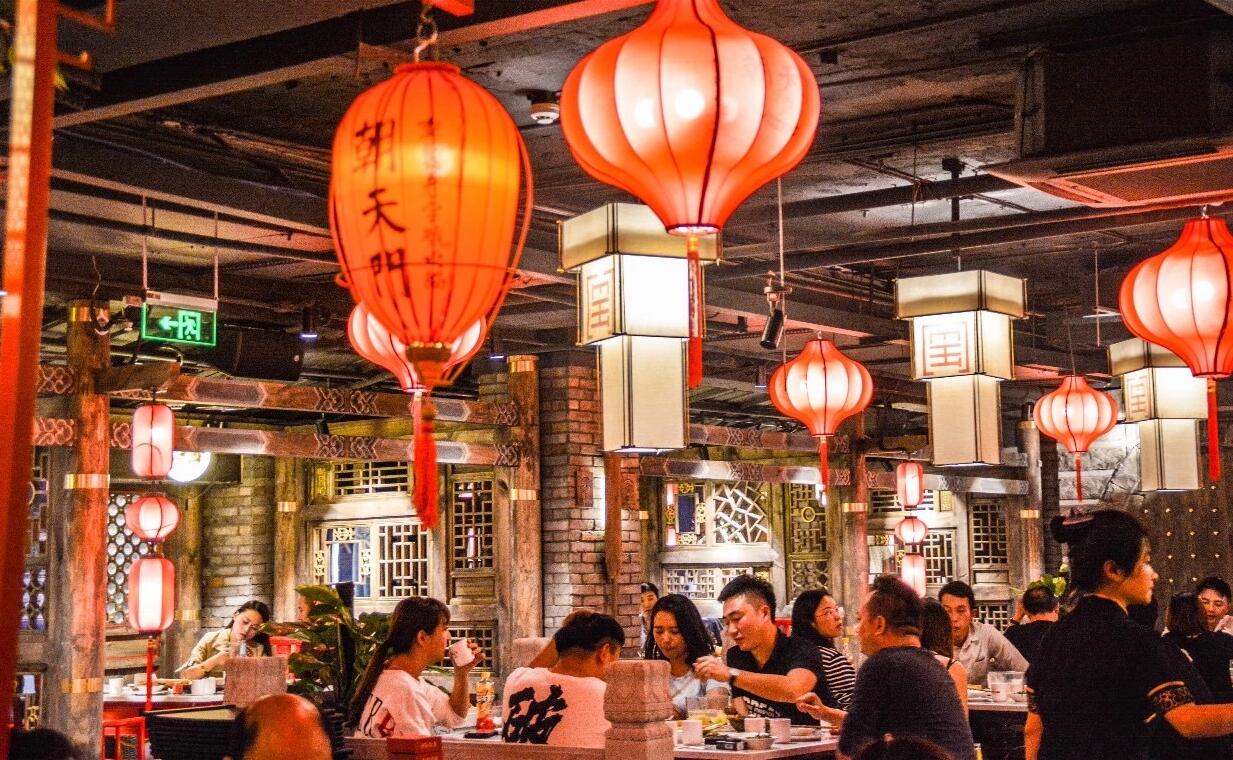 疫情下餐飲店火爆排隊(duì)，經(jīng)營(yíng)秘訣是什么？