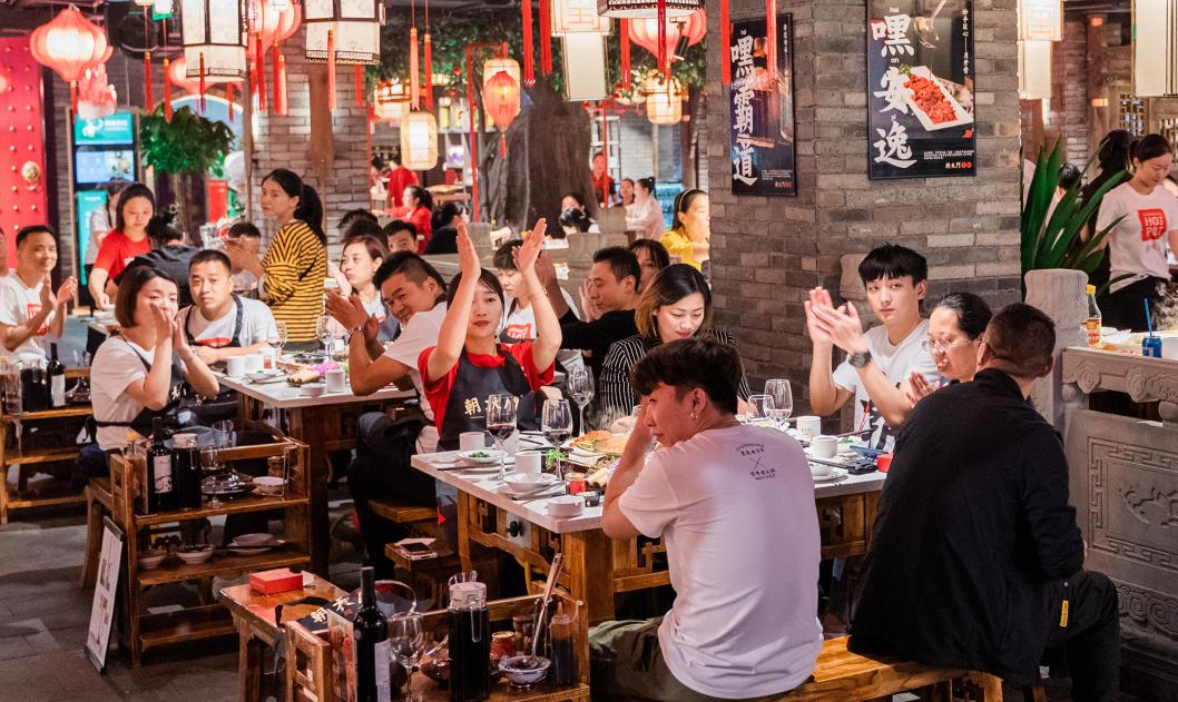 年輕人開始反向消費，餐飲業(yè)應(yīng)該如何應(yīng)對？